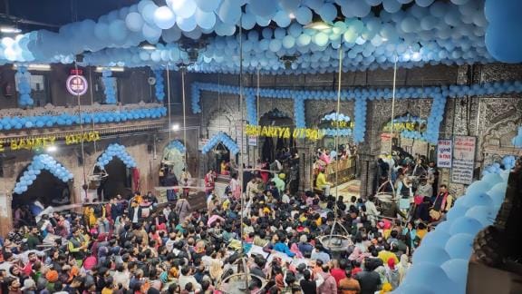 Devotees unable to offer Prasad to Thakurji at Banke Bihari Temple in Vrindavan