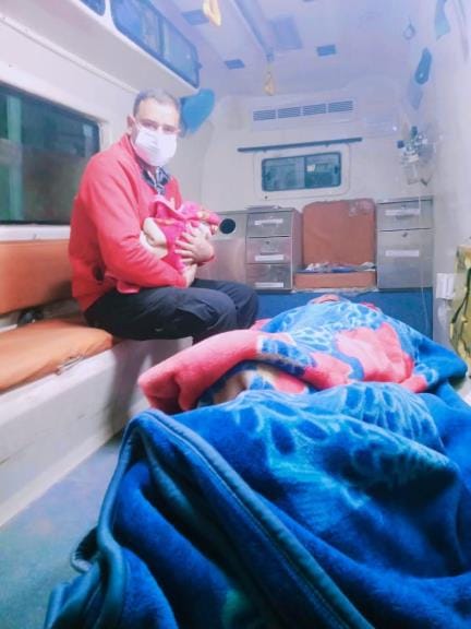 Long journey to hospital, two new passengers of life born in ambulance