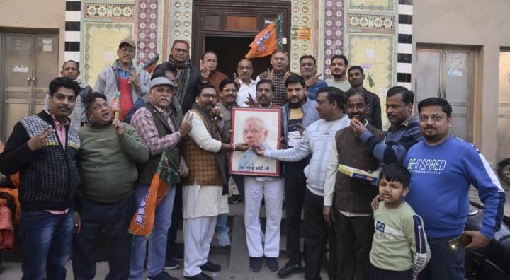 BJP leaders overjoyed at victory in Delhi, distributed sweets