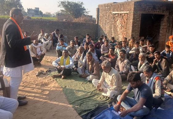 When municipal workers burnt garbage, villagers got angry, Congress state secretary also reached thereWhen municipal workers burnt garbage, villagers got angry, Congress state secretary also reached there