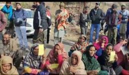 राजोरी के सवारी में पानी की किल्लत को लेकर प्रदर्शन करतीं महिलाएं। संवाद