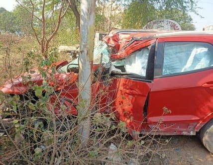 Sehore news: The car of VIT College students crushed two bike riders