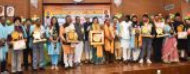 Many personalities including actress Shashi Sharma received honours.