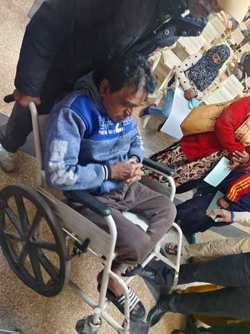 The patient arrived for dressing, waited for an hour on a broken wheelchair
