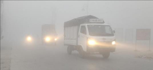 Fog stopped the speed, trains also arrived late