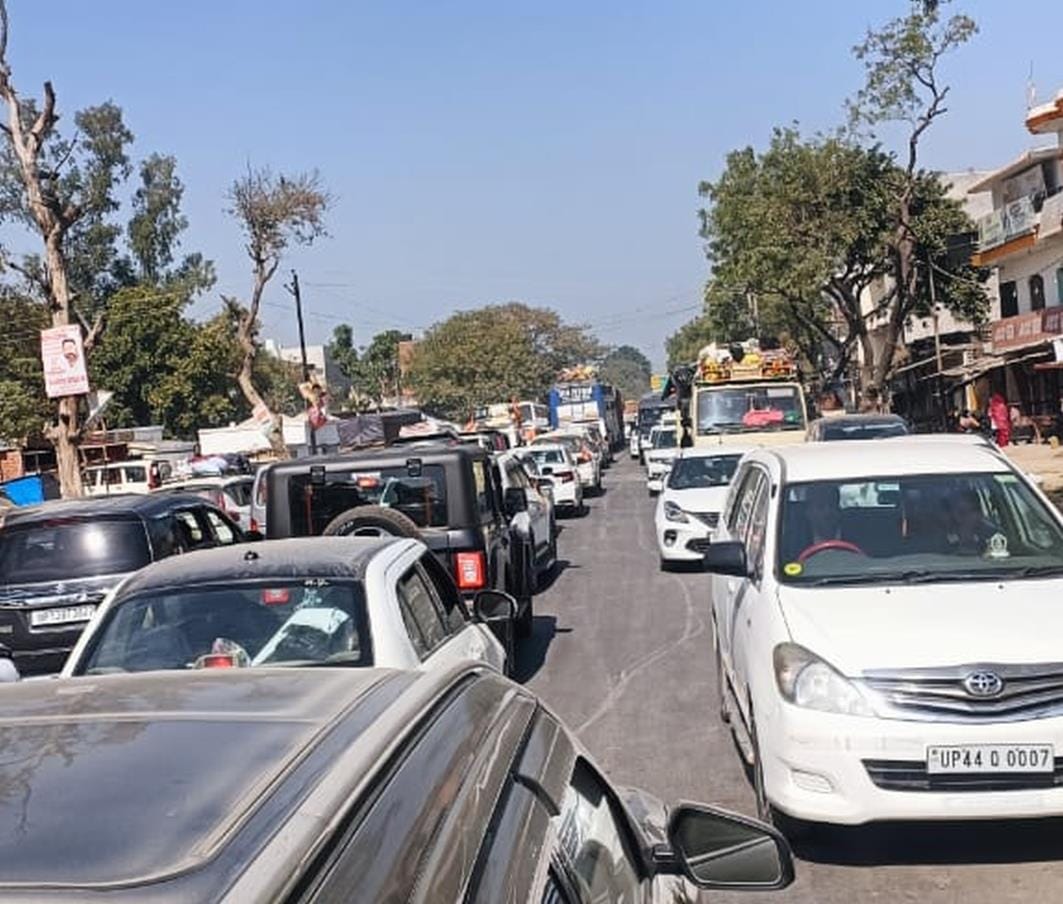Ayodhya-Prayagraj highway jammed for seven hours .
