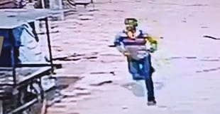 The young man who came to collect donations stole the mobile phone from home and ran away