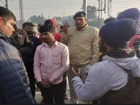 Youths and vendors fight in train over minor dispute