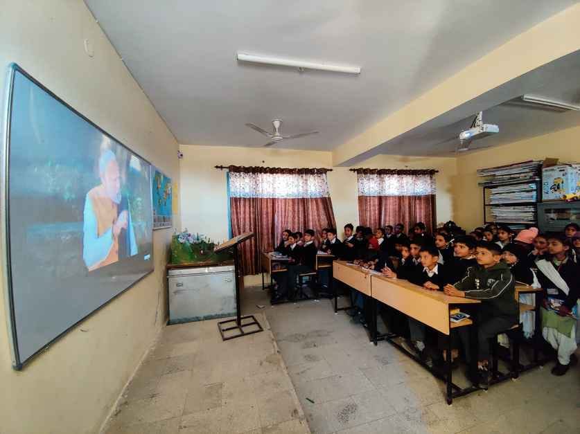 Students heard the Prime Minister's speech in 130 schools of the district.