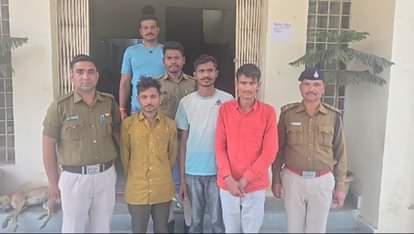 पुलिस गिरफ्त में आरोपी।