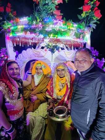 Girl's banavara taken out by making her sit on horse carriage
