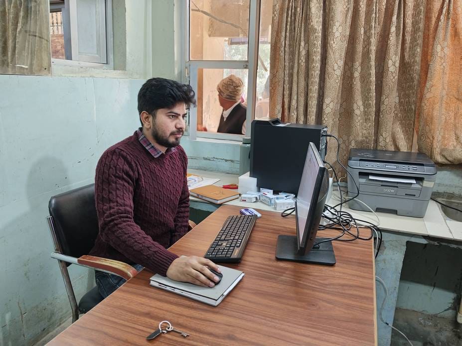 There are three pharmacy officers in the hospital, first in the dispensary with the help of trainee, crisis in the operation of Janaushadhi Kendra
