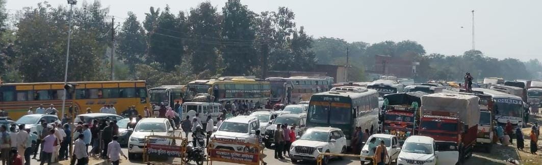 Vehicles stopped for 10 hours in Kurebhar, queue extended for two kilometers