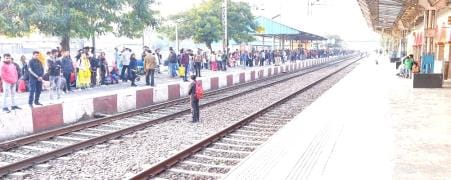 Trains between Delhi, Kanpur and Prayagraj delayed by hours, passengers upset