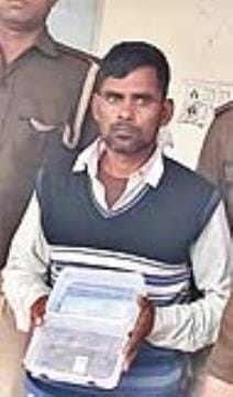 yaatriyon ka saamaan va mobail phon choree karane vaala aaropee giraphtaar