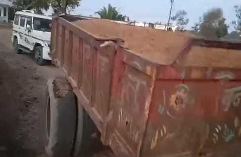 Two tractors were seized for illegally transporting sand in Shahdol