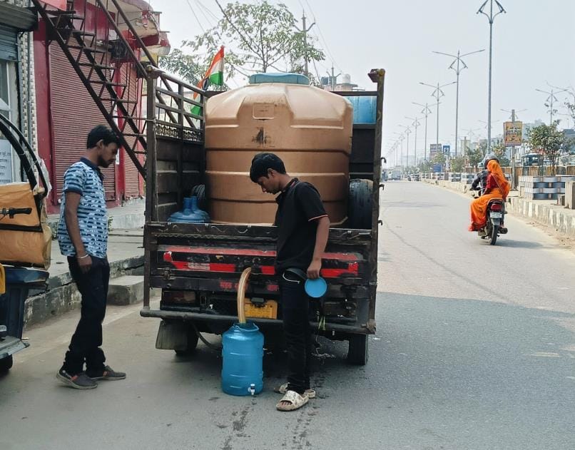 Claiming to be pure...Thousands of liters of water being sold openly in dirty jars and tanks