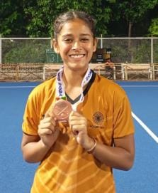 Tanvi coming out from the streets of the village is showing the magic of hockey stick at the national level