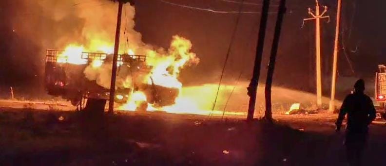 Fire broke out in a canter filled with junk, goods worth lakhs burnt