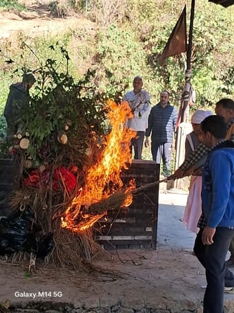 The last rites of the three devotees were performed amidst screams and floods of tears.