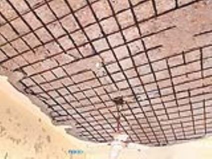 dhobee ghaat ke bhavan kee chhat jarjar, dar ke beech dho rahe kapade