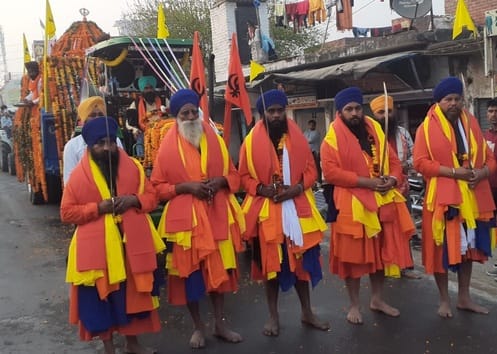 Gatka group showed amazing tricks in city kirtan