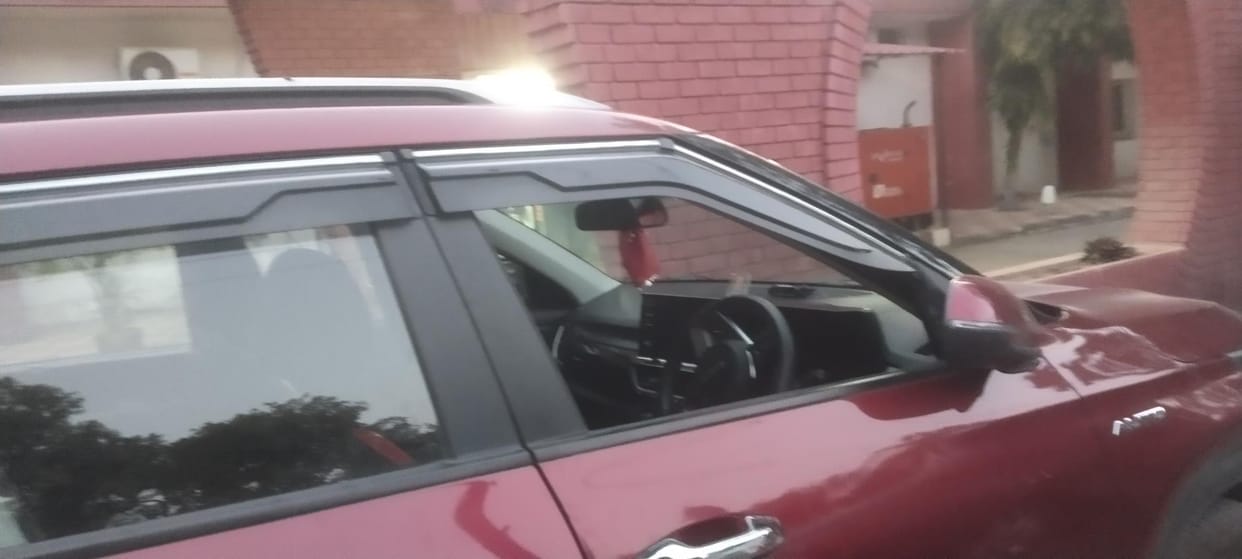Car glass broken and two mobile phones stolen along with cash worth Rs 1.25 lakh