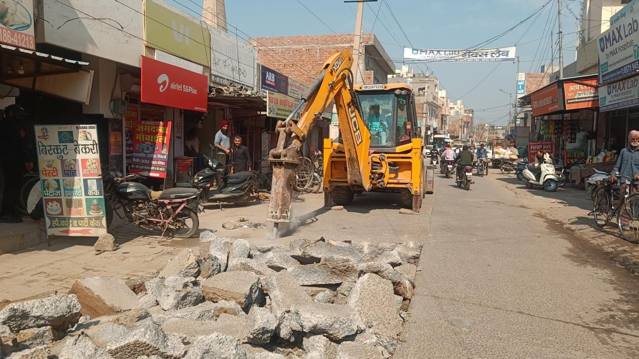 Shopkeepers stopped the road demolition work
