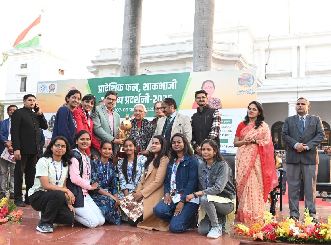 Vishwa Narayan got first prize in the exhibition held at Raj Bhavan.