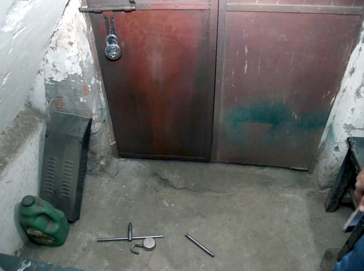 Thieves entered five shops in front of the police station, one thief arrested