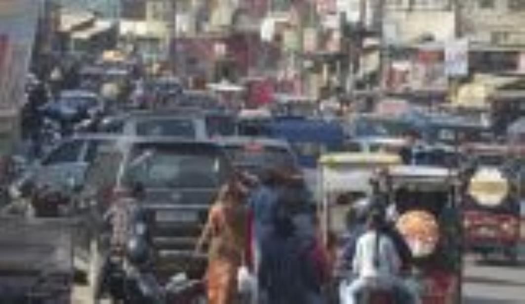 All-round traffic jam in the city due to street parking