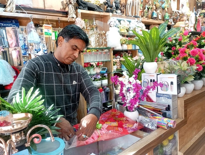 Market buzzes with gift items, lovers wait for Valentine's Day