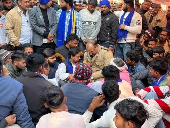 The family members staged a 16-hour strike by keeping the dead body at the gate of the sugar mill.