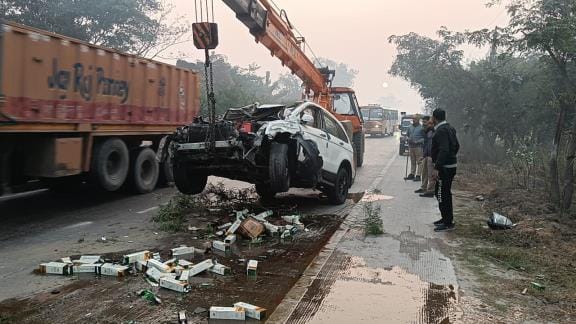Smugglers' car overturned on four lane, 343 bottles of liquor recovered