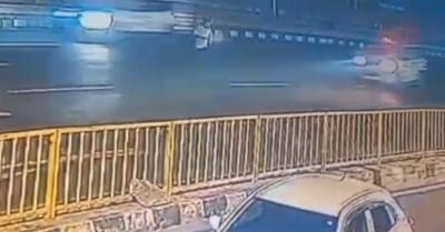 A Delhi youth who came to eat at a dhaba was hit by a red-blue light and a Bolero hit him, resulting in his death