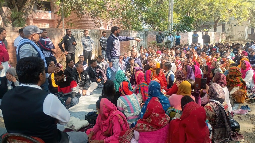 Dharna was given in Mini Secretariat against the society