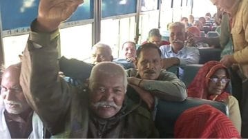 124 devotees went to Prayagraj in two buses to take a dip.
