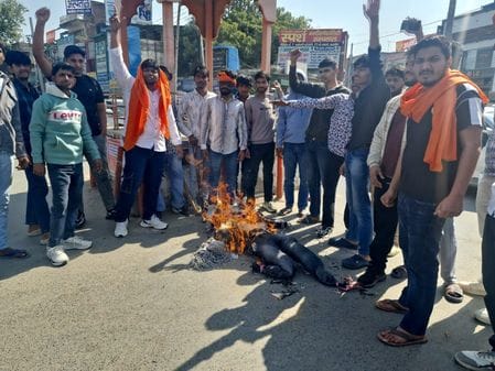 Cow servants demonstrated and burnt the effigy of Pradhan