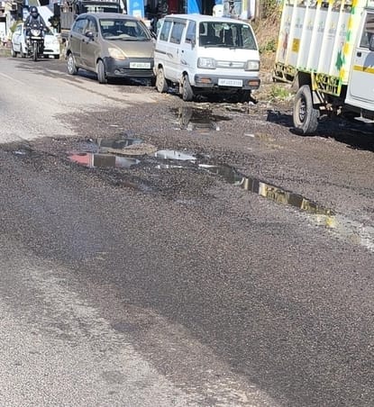 There are potholes on the road in Gagal, accidents are happening