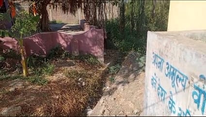 Ujjain Due to lack of drainage in Guradia Pitramal dirty water spreads road villager did not get funeral money