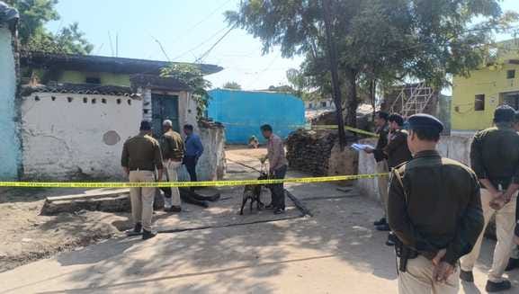 Damoh: Youth's Dead Body Found Outside House in a Bloody Condition, Bike Chain Tied Around Neck