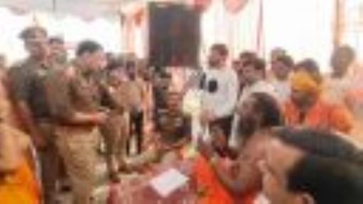 Attack in the attire of saints, three saints including Mahant injured