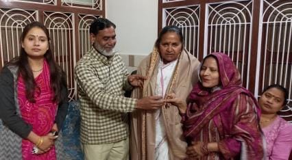 State minister Gulab Devi reached the house of a Muslim brother to ask for Bhaat