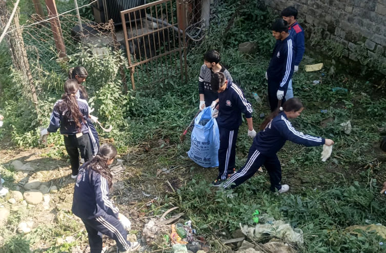 Volunteers spruced up Vallabh College campus