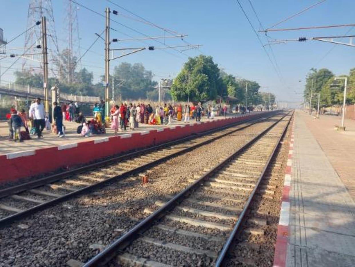 Crowd of passengers gathered at the station, Tundla Guhati Express stopped