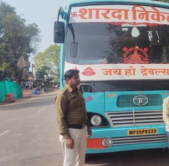 पुलिस द्वारा जब्त की गई बस