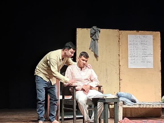 Theater group staged the play Bade Bhai Saheb in Patna