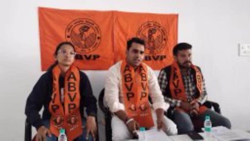 पत्रकारों से वार्ता करते विद्यार्थी परिषद के पदाधिकारी 