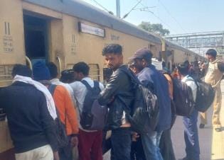 Trains left packed, gates of many bogies not opened