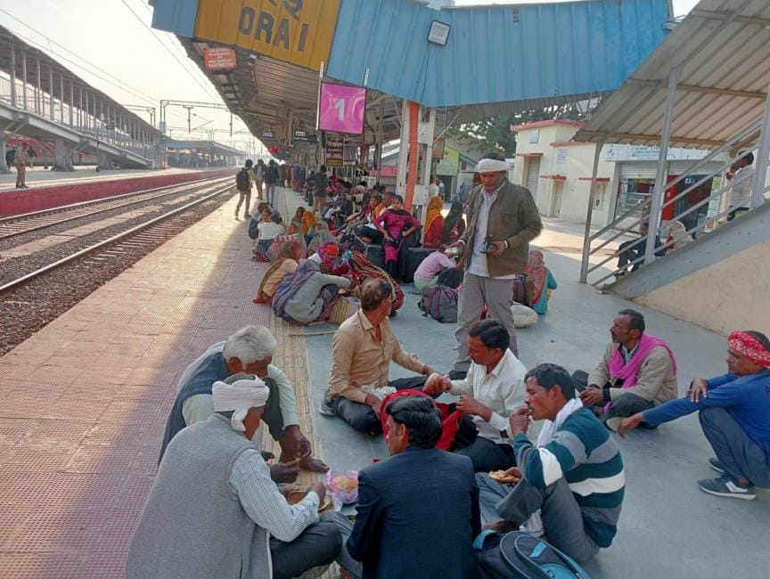Kumbh special arrived four hours late, passengers are in distress waiting